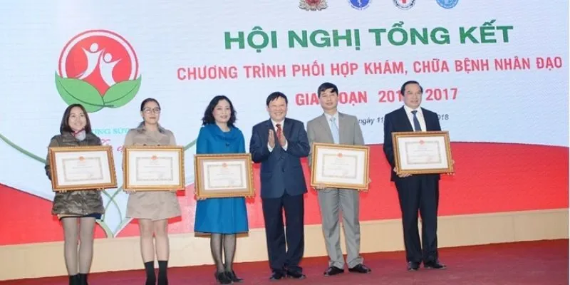khám chữa bệnh nhân đạo
